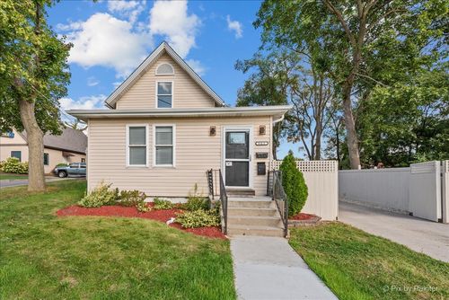 561 Dundee Ave, Elgin, IL, 60120-3856 | Card Image
