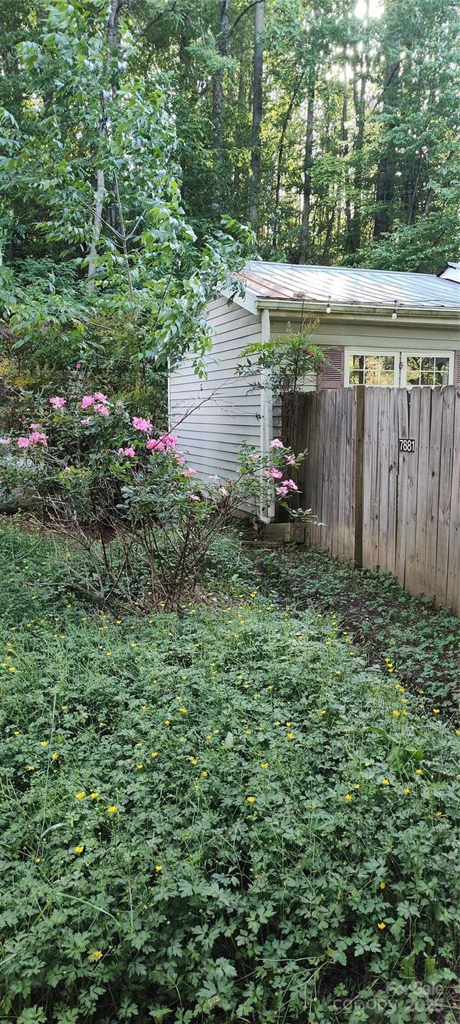 side yard view | Image 8
