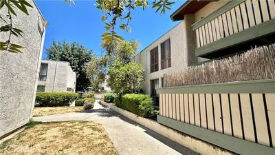 219 - International Avenue, Condo with 3 bedrooms, 2 bathrooms and 1 parking in Canoga Park CA | Image 3