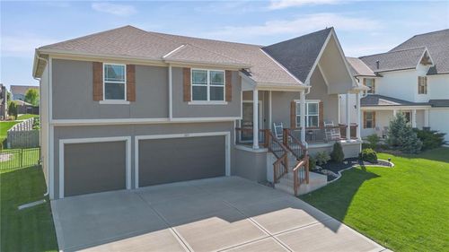 1213 Sw Arborway Dr, Lee's Summit, MO, 64082-4106 | Card Image