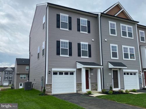 415 Aragon Dr, CHARLES TOWN, WV, 25414-6155 | Card Image