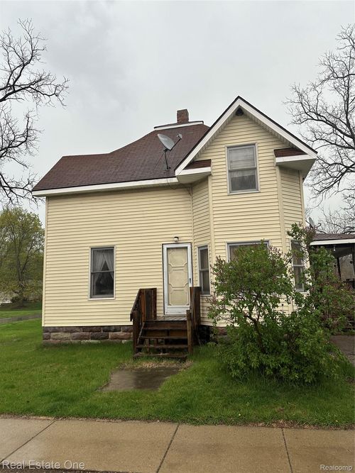 208 N Church St, Ortonville, MI, 48462-8802 | Card Image