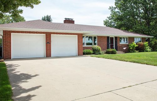 113 16th St Sw, Waverly, IA, 50677-2823 | Card Image