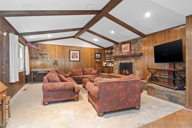 33742 Pleasant Valley Rd, House other with 3 bedrooms, 3 bathrooms and null parking in Poteau OK | Image 21