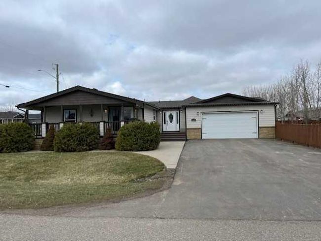 406 12 Avenue W, Home with 4 bedrooms, 2 bathrooms and 6 parking in Barnwell AB | Image 1