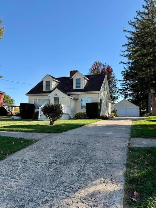 902 Blackhawk St, Reinbeck, IA, 50669-1414 | Card Image