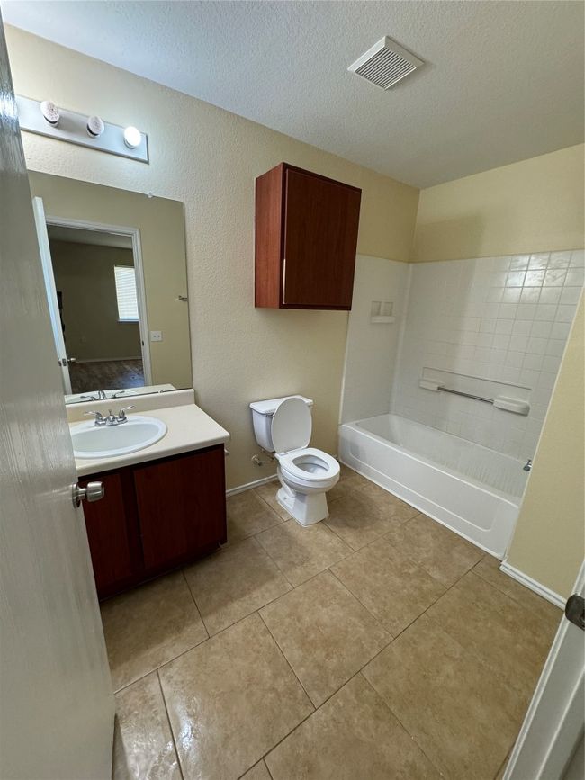Master bathroom. | Image 6