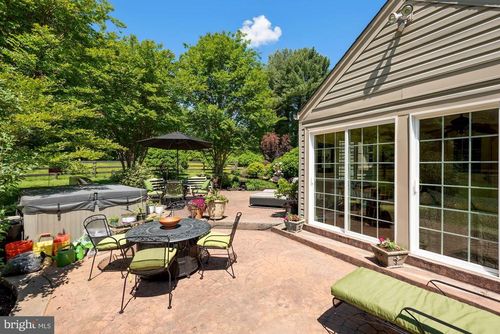 636 Walker Rd, GREAT FALLS, VA, 22066-3409 | Card Image