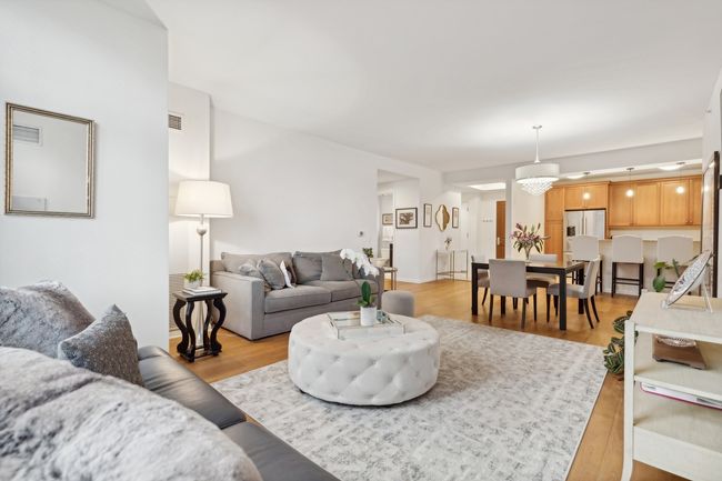 APT-807 - 530 N Lake Shore Dr, Condo with 2 bedrooms, 2 bathrooms and 1 parking in CHICAGO IL | Image 4
