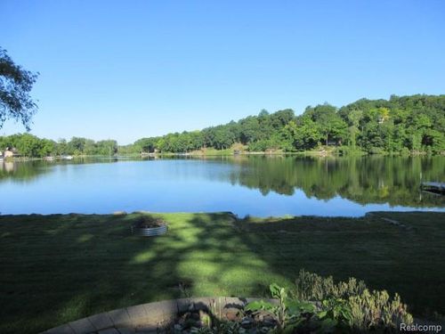 4870 Lakeview Blvd, Clarkston, MI, 48348-3832 | Card Image