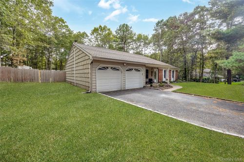 11 Cobblestone Dr, Ridge, NY, 11961-1717 | Card Image