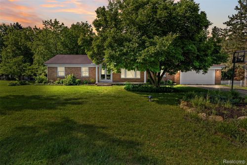 13404 Sequoia Ln, South Lyon, MI, 48178-9110 | Card Image