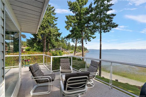 8001 Arthur Dr, Central Saanich, BC, V8M1V4 | Card Image