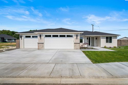 2720 S Beech St, Kennewick, WA, 99337-5414 | Card Image