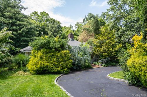 61 Locust Ln, Roslyn Heights, NY, 11577-2636 | Card Image