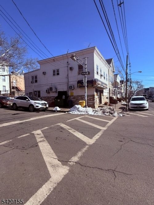 251 Walnut St, Newark, NJ, 07105-1764 | Card Image