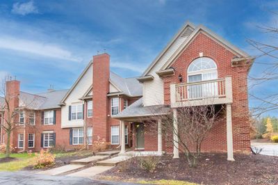 28255 Carlton Way Drive, Condo with 2 bedrooms, 2 bathrooms and null parking in Novi MI | Image 2