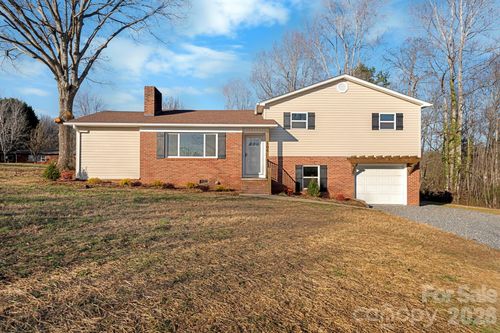 106 Royalwood Dr, Lenoir, NC, 28645-8927 | Card Image