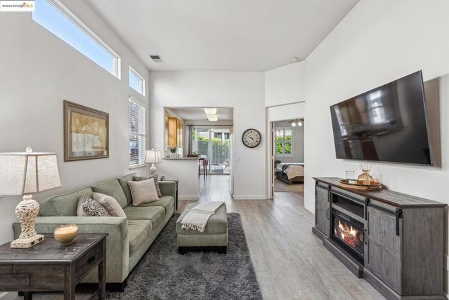 664 Prince Albert Way, Home with 2 bedrooms, 2 bathrooms and 1 parking in Brentwood CA | Image 13