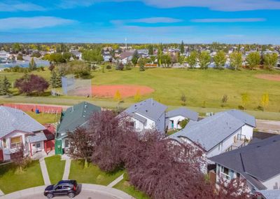 82 Applemead Crt Se, House detached with 3 bedrooms, 2 bathrooms and 2 parking in Calgary AB | Image 2