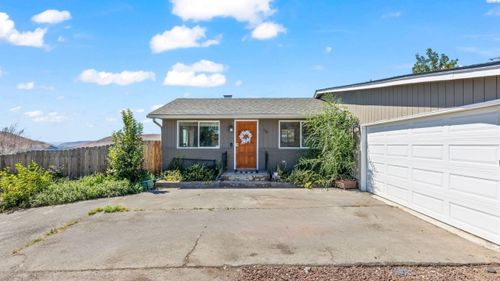 70 Herlou Dr, Selah, WA, 98942-9404 | Card Image