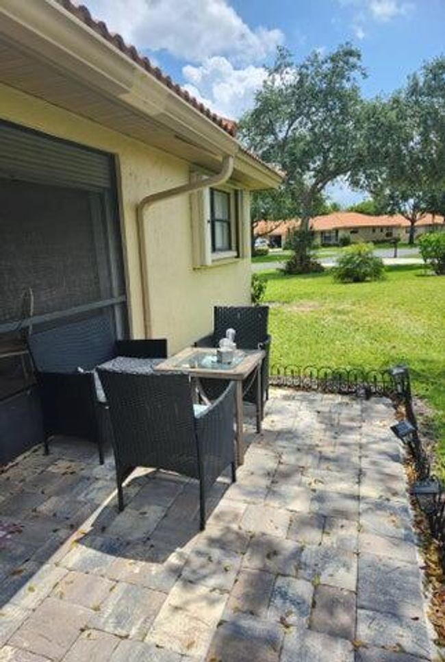 4685 Laurel Tree Rd, Condo with 2 bedrooms, 2 bathrooms and null parking in Boynton Beach FL | Image 5