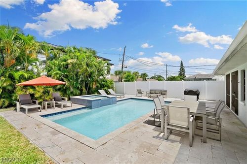 521 102nd Ave N, NAPLES, FL, 34108-3210 | Card Image