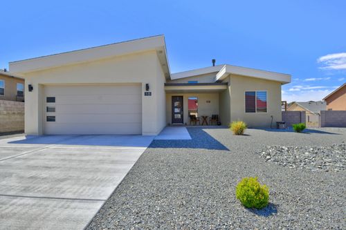 18 Camel Rd, Los Lunas, NM, 87031-4916 | Card Image