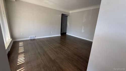 29614 Rosslyn Ave, Garden City, MI, 48135-3605 | Card Image