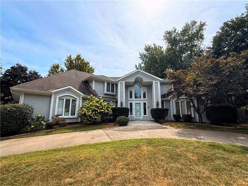 121 Woodlands Dr W, Gladstone, MO, 64119 | Card Image
