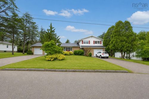 34 Macdougall Hts, House with 4 bedrooms, 4 bathrooms and 6 parking in Sydney NS | Card Image