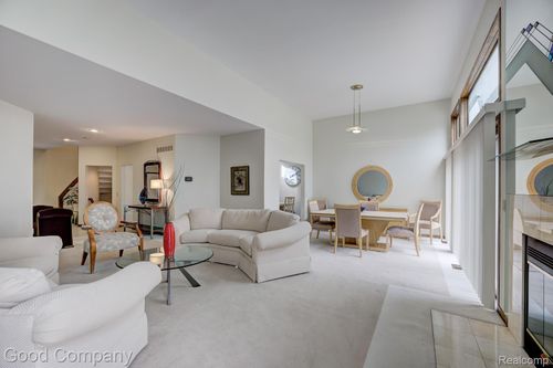 2-35565 Cross Crk N, Farmington Hills, MI, 48331-6020 | Card Image