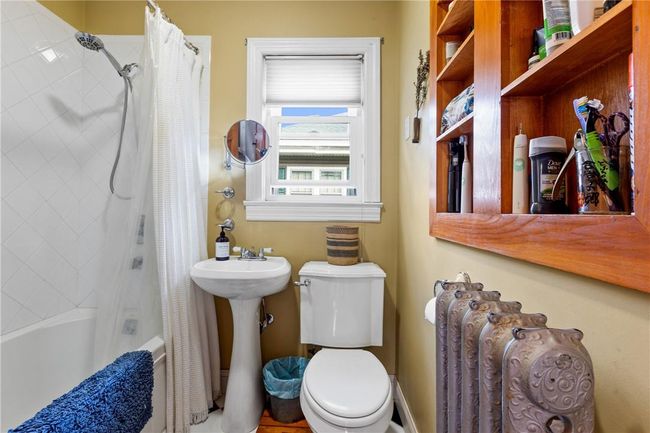 Upstairs Full bathroom | Image 20