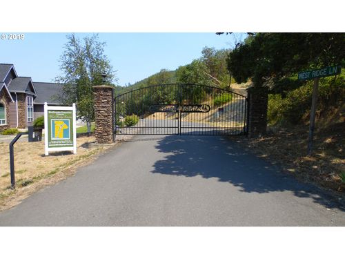 115 W Ridge Ln, Myrtle Creek, OR, 97457-7384 | Card Image