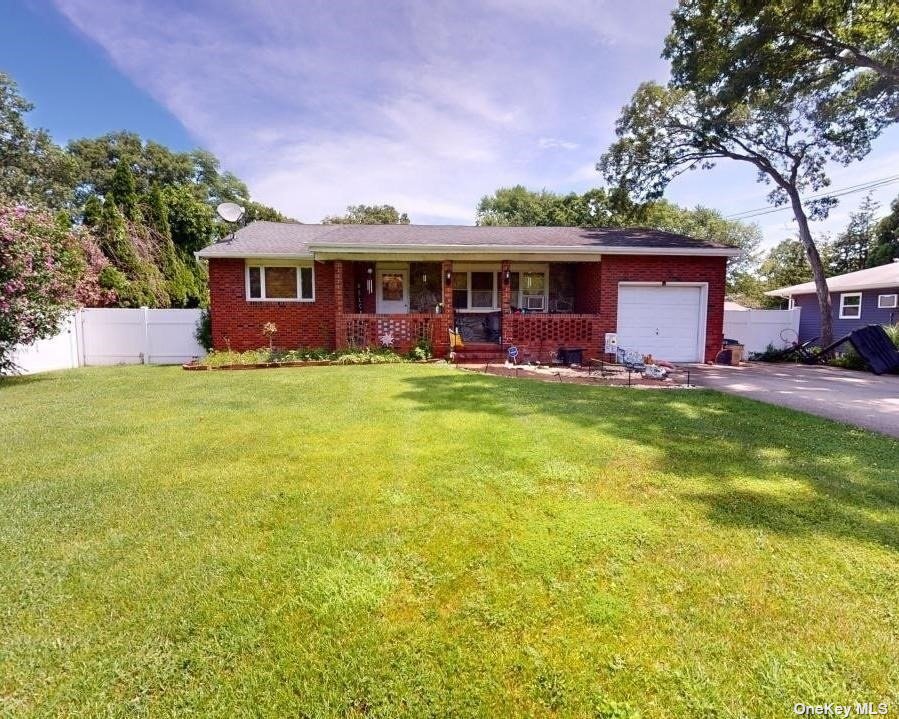Feuereisen Ave, Ronkonkoma, NY 11779