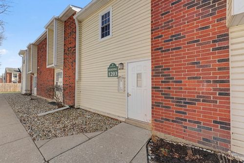 apt-105-1203 Wyndham Ct, Palatine, IL, 60074-7915 | Card Image