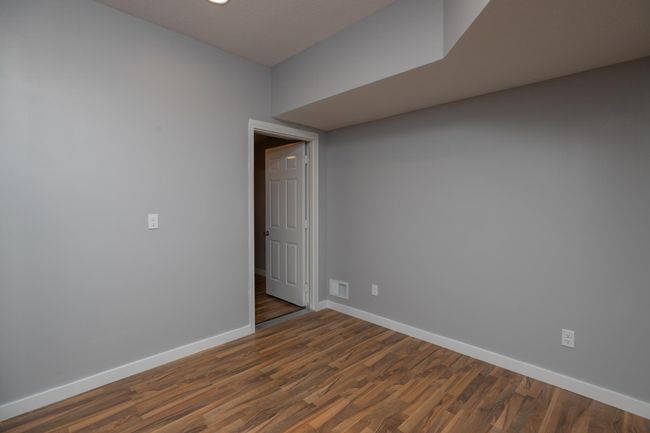 Dining Empty | Image 16