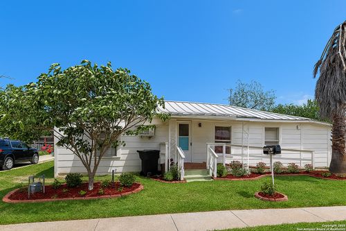 111 Fernandez Ave, Devine, TX, 78016-2611 | Card Image