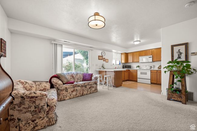 916 E Grape Ivy Way, Condo with 3 bedrooms, 3 bathrooms and 2 parking in Millcreek UT | Image 4