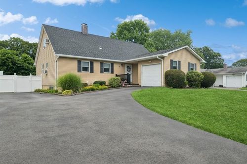 15 Tarkington Rd, Holbrook, NY, 11741-1511 | Card Image