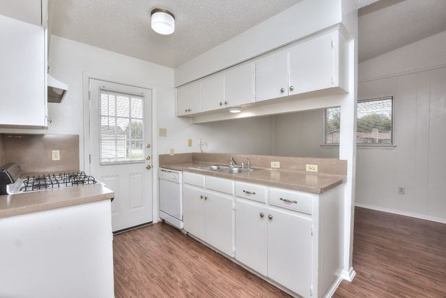 Unit B Kitchen | Image 33