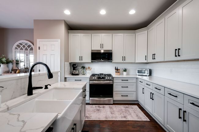 The kitchen offers great space for meal prep and entertaining! | Image 21