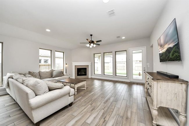 12310 Grassy Bend Dr, House other with 3 bedrooms, 2 bathrooms and 2 parking in Mont Belvieu TX | Image 11