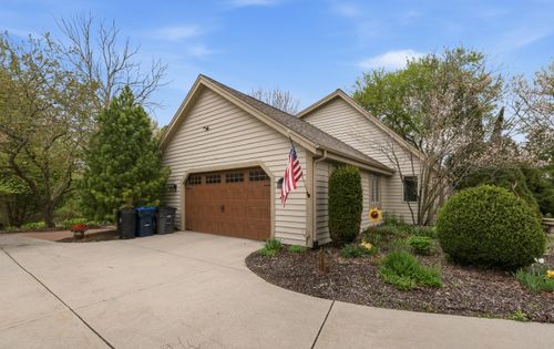 5099 Valley Trl, West Bend, WI, 53095-8752 | Card Image