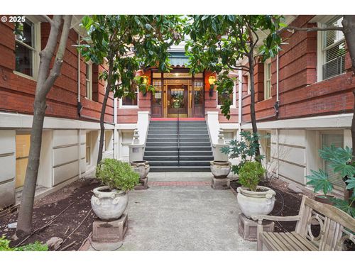 21-2083 Nw Johnson St, Portland, OR, 97209-1352 | Card Image