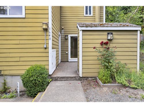 1640 Village Park Pl, West Linn, OR, 97068-3931 | Card Image