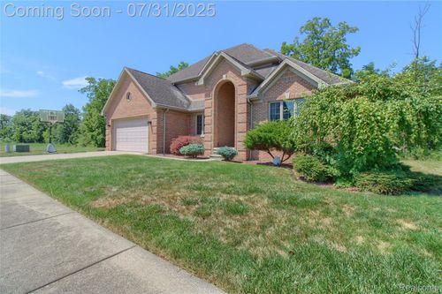 4600 Dolores Dr, Trenton, MI, 48183-4227 | Card Image