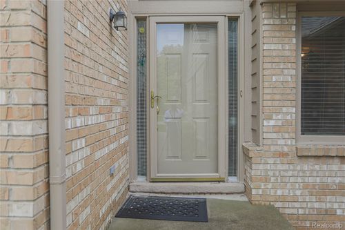 16768 Pearlcreek Ct, Macomb, MI, 48042-1116 | Card Image