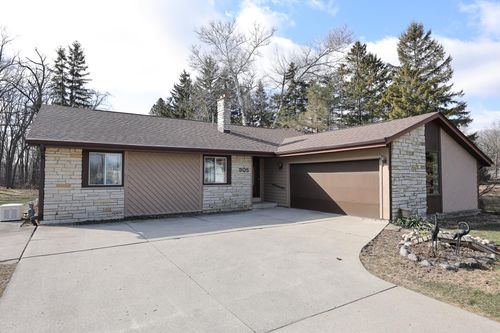 305 E Forest Hill Ave, Oak Creek, WI, 53154-3054 | Card Image