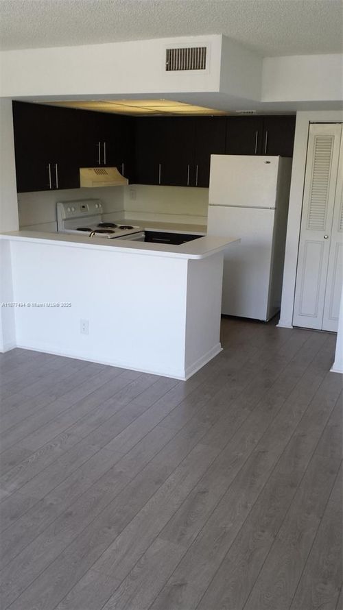 apt-25-752 Executive Center Dr, West Palm Beach, FL, 33401-8662 | Card Image